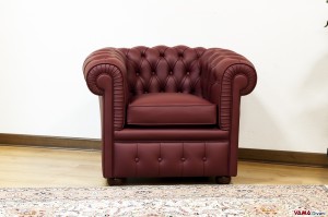 Piccola poltrona chesterfield rossa bordeaux