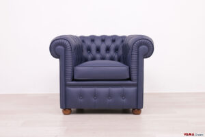 Piccola poltrona Chester in pelle blu