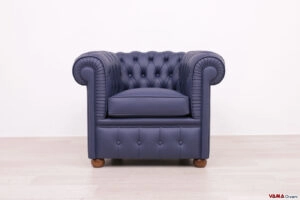 Piccola poltrona Chester in pelle blu