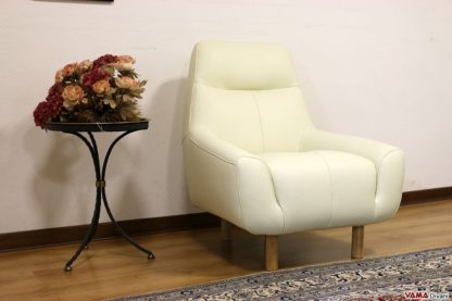 Poltrona in pelle con piedi in legno