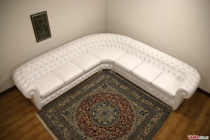 Divano Chesterfield ad angolo simmetrico