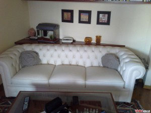 Divano Chesterfield 3 posti colore panna foto cliente