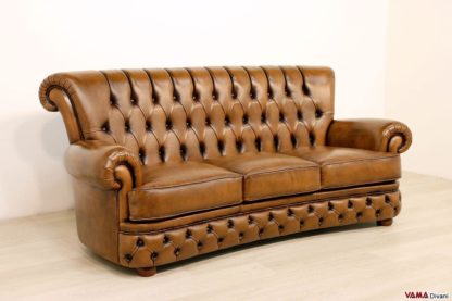 Divano stile Chesterfield con schienale alto