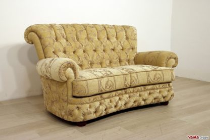 Divano stile Chesterfield con schienale alto in tessuto beige damascato