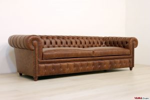 Divano chesterfield con profondità aumentata