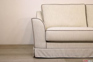 Bracciolo divano classico con bordo a contrasto