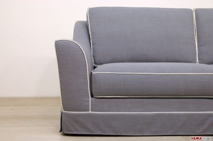 Divano celeste con bordo bianco