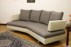 Divano curvo in pelle e tessuto