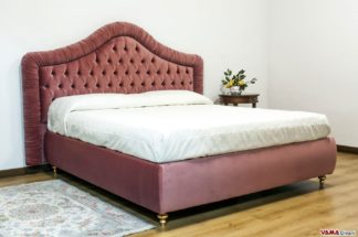 Letto con piedi alti in velluto rosa classico