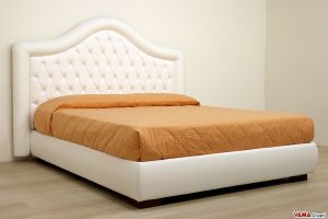 Letto in pelle matrimoniale imbottito con lavorazione capitonnè
