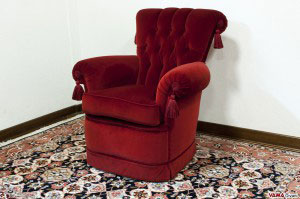 Poltroncina imbottita con schienale capitonne da camera da letto