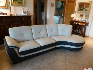 Divano con angolo tondo in pelle bicolore panna marrone