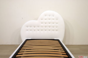 Letto con spalliera a cuore e bottoni swarovski