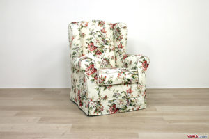 Poltrona con orecchie bergere in tessuto a fiori sfoderabile