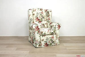 Poltrona con orecchie bergere in tessuto a fiori sfoderabile