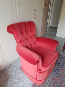 Poltroncina da camera capitonné realizzata per un cliente di Napoli
