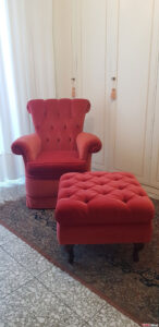 Poltrona e pouf in velluto rosso da camera da letto