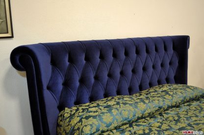 Testata letto imbottita in velluto dallo stile classico