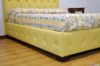 Letto con piedini in legno