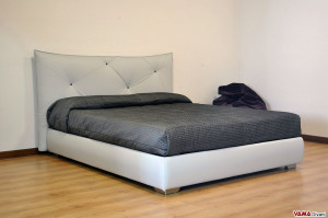 Letto matrimoniale imbottito grigio in pelle