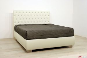 Letto imbottito in pelle con testiera in capitonnè