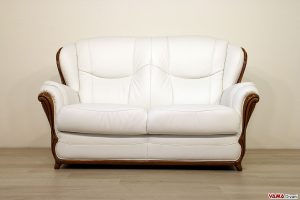 Divano con cornice in legno in stile classico