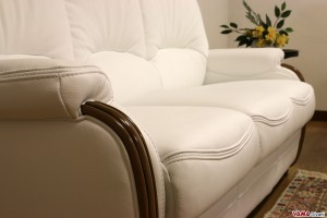 Divano in pelle bianco con braccioli in legno