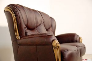 Divano classico con schienale alto in pelle e legno con cornice