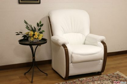 Poltrona bianca in pelle con legno a vista