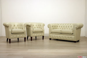 Salotto Chesterfield beige con poltroncine pozzetto