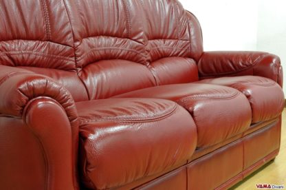 Divano con schienale alto in pelle di colore rosso