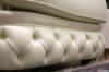 Poltrona di lusso con bottoni in pelle colore panna
