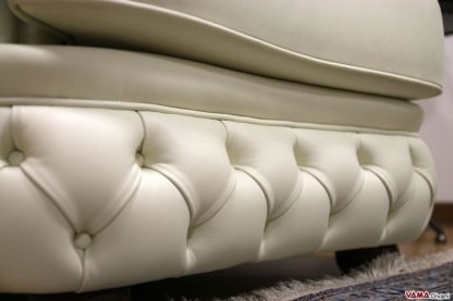 Poltrona di lusso con bottoni in pelle colore panna