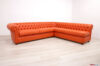 Divano Chesterfield con penisola su misura in pelle arancio