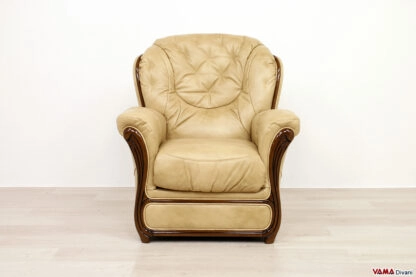 Poltrona classica in pelle beige e legno noce