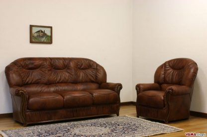 Divano e poltrona in pelle marrone in offerta