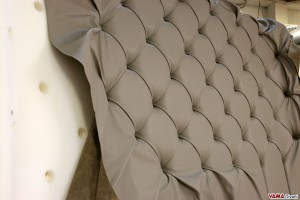 Lavorazione Capitonnè testiera letto di grandi dimensioni