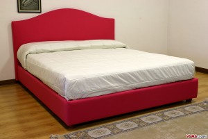 Letto matrimoniale fuxia con testata semplice tondeggiante