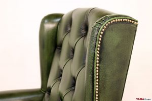 Schienale con orecchie e borchie stile bergere