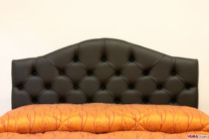 Testata letto a onda in capitonnè in pelle nera