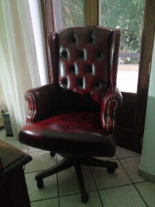 Poltrona da ufficio in pelle rossa anticata in casa del cliente