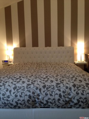 Letto Chesterfield Bianco con parete a righe colorata