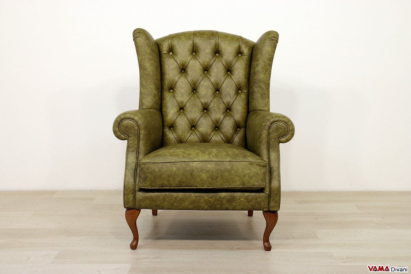 Poltrona classica con schienale alto capitonnè