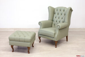 Poltrona bergere capitonné Queen verde salvia in pelle con pouf abbinato