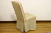 Sedia imbottita con gonna in tessuto beige