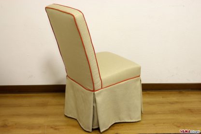 Sedia imbottita con gonna in tessuto beige