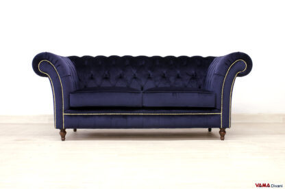 Divano Chesterfield velluto blu con chiodi oro lucido