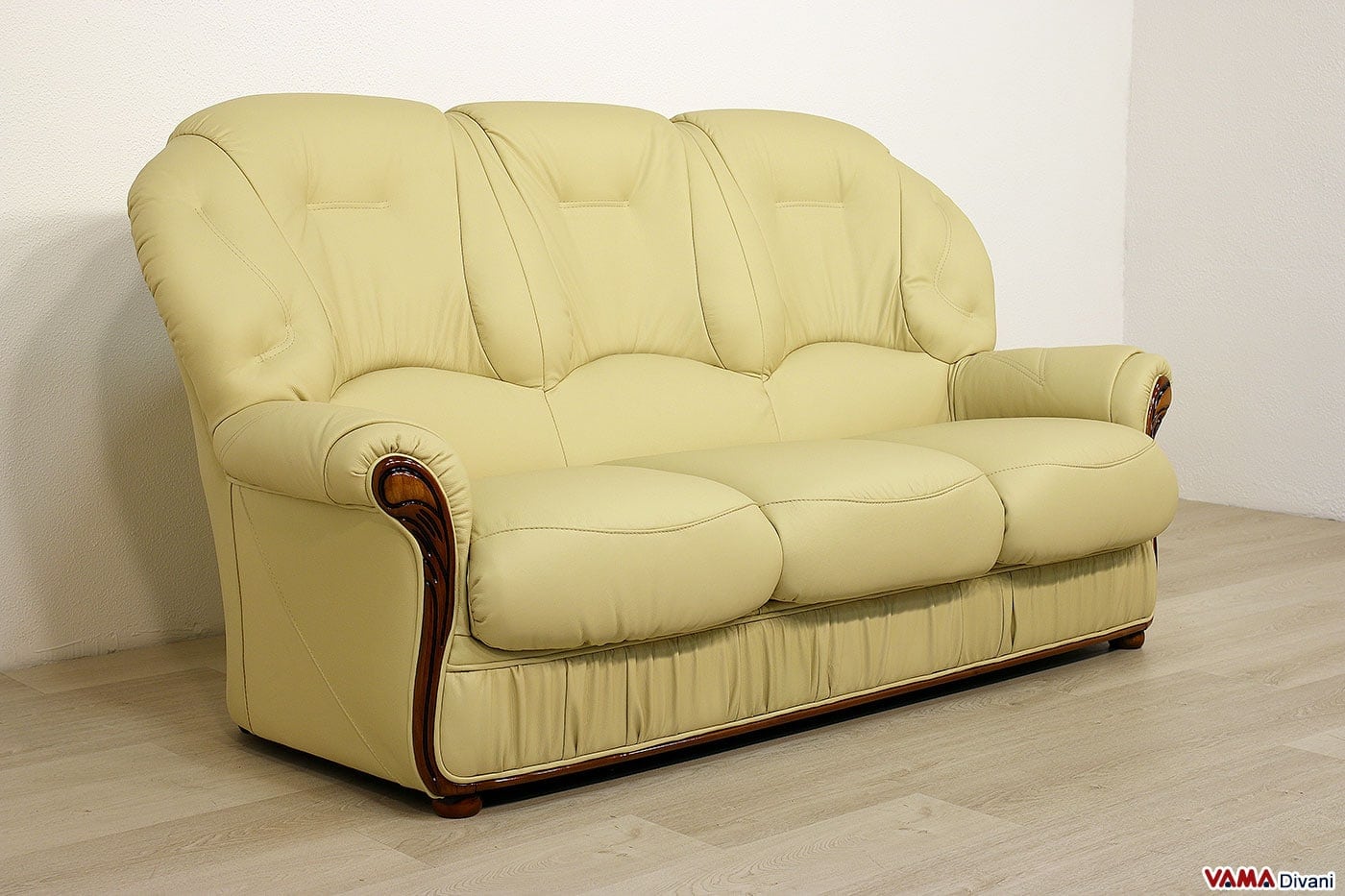 Divano con Schienale Alto in stile Classico in Pelle e Legno Divano con Schienale Alto in stile Classico in Pelle e Legno
