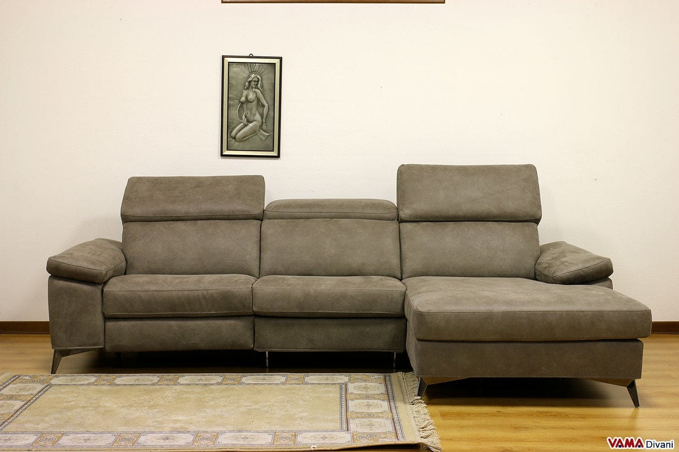 divano moderno lineare con gambe alte in acciaio e chaise longue