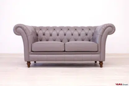 Divano stile Chesterfield 2 posti in morbida pelle tortora